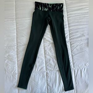 Lulu lemon Black and Green low rise Leggings